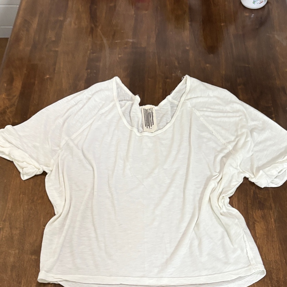 Free People Cream Short Sleeve Tee size Medium Top cropped V-Nexk